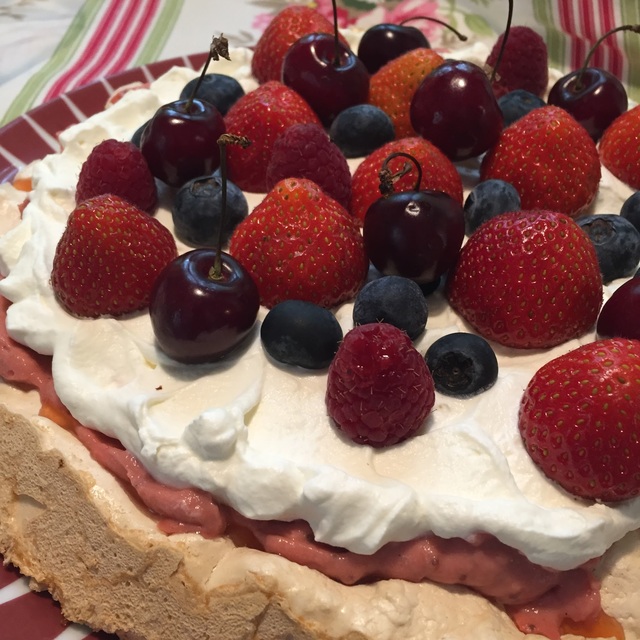 Glutenfri midsommartårta med marängbotten, jordgubbsmousse, grädde och färska bär