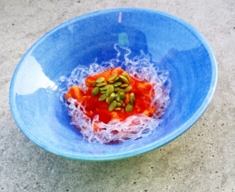 Tomatsoppa med lax och sjögräsnudlar