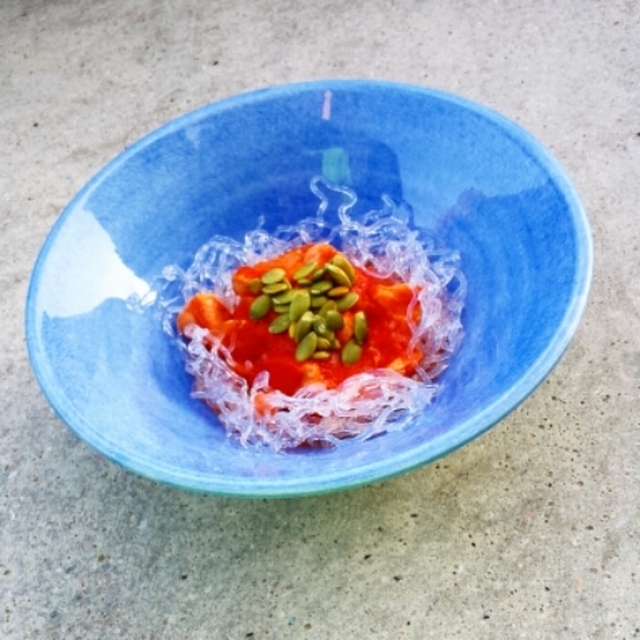 Tomatsoppa med lax och sjögräsnudlar