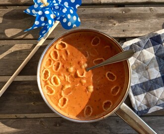 Mild tomatsoppa med snäckpasta