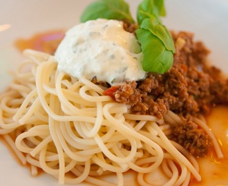 Spagetti bolognese med basilika- och parmesankräm