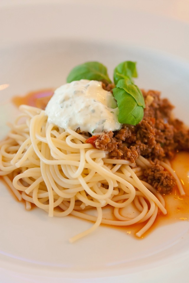 Spagetti bolognese med basilika- och parmesankräm