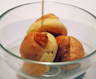 Vaniljglassfyllda profiteroles