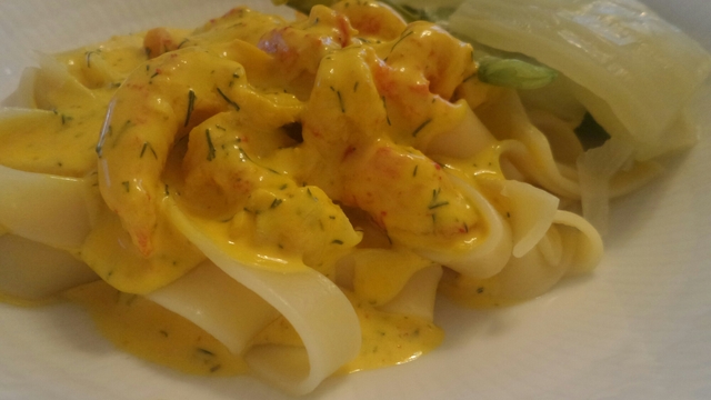 Recept på pasta med kräftstjärtar i saffranssås