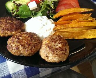 Grekiska biffar med tzatziki och klyftpotatis