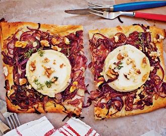 Pizza med karamelliserad rödlök, getost och honung