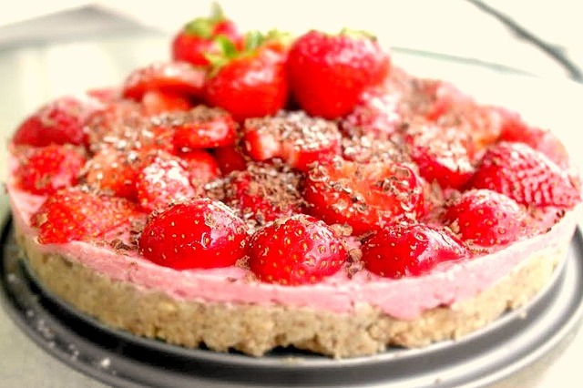 Rawfoodtårta med jordgubbsmousse till midsommar