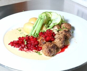 Köttbullar med gräddsås, rårörda lingon och pressgurka