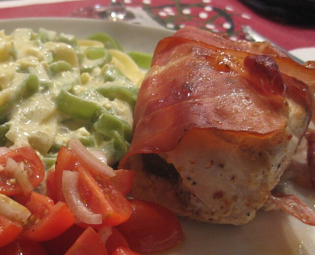 Ädelostfylld och serranolindad kycklingfilé med pasta