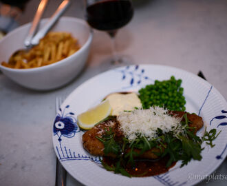 Schnitzel med rödvinsås, bea och pommes