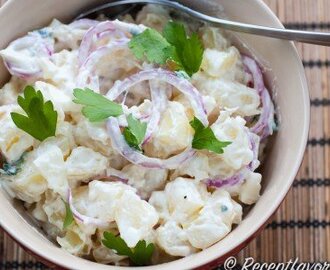 Potatissallad med yoghurt, äpple och rödlök