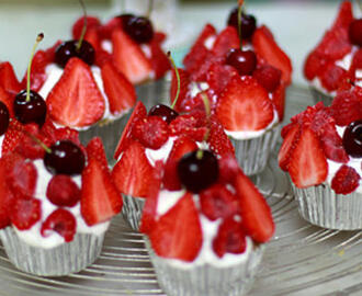 Mazarincupcakes med färska bär