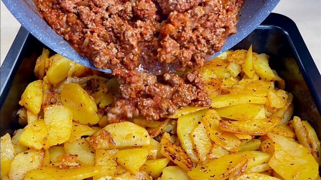 Verser simplement la viande hachée sur les pommes de terre‼️Délicieux et facile  #138