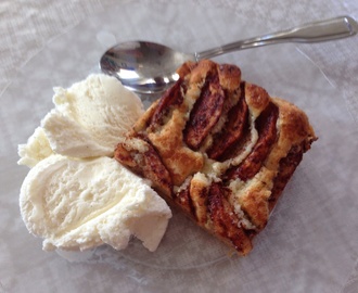 Kladdkaka med äpple och kanel