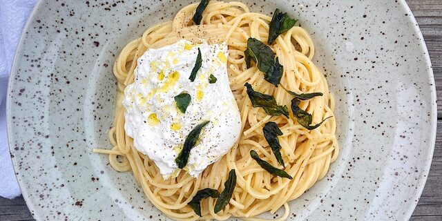 Beurre blanc-pasta med smörfriterad salvia och burrata - Matrecept.se
