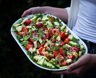 Sallad med halloumi och jordgubbar