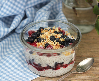 Krämig vit chiapudding med vanilj och färska bär