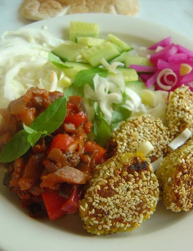 Falafel (utan ägg) med auberginesås