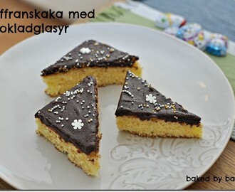 Saffranskaka med chokladglasyr