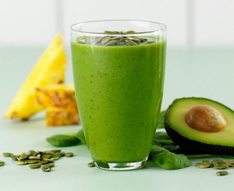 Smoothie med spenat, avokado, ananas och kiwi