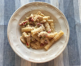 Kycklingpasta med parmesan och soltorkade tomater