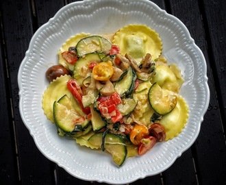 Wokade grönsaker med ricotta & spenatfyllda Tortelloni