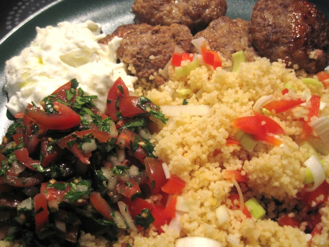 Couscous med hjortfärsspett, äppeltsatsiki och tabouleh