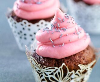 Chokladcupcake med rosa frosting