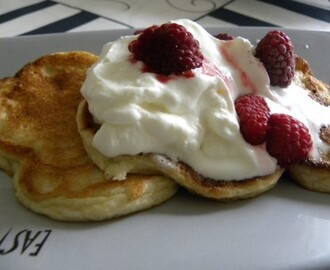 Amerikanska  pannkakor på mandelmjöl och kokosgrädde!