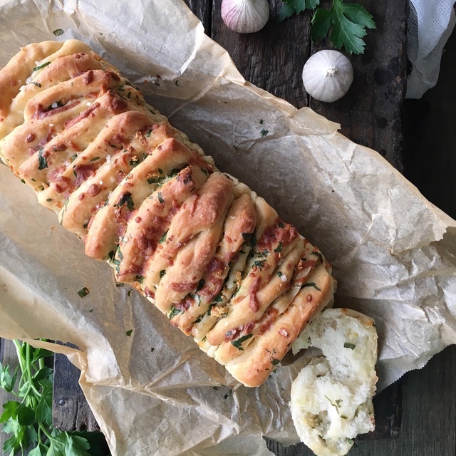 Pull apart garlic parsley and mozzarella cheese bread ~ Vitlök, persilja & mozzarella ost brytbröd