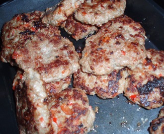 Köttfärsbiffar med paprika och ugnsrostade rotsaker med timjan & söt paprikasås