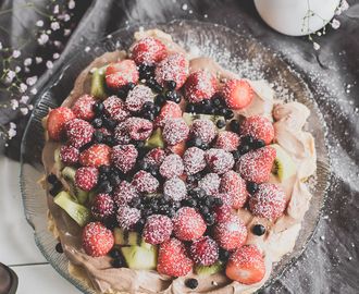 Räddningen till kvällens Eurovision.....Pavlova med chokladkräm lchf