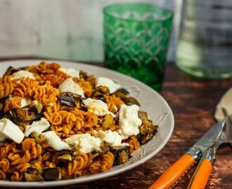 Kikärtspasta i tomatsås med vitlöksrostad aubergine och mozzarella