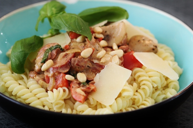 Krämig pastasås med tomatpesto, chorizo, bacon, lök, paprika... och det bara fortsätter med en massa gott!