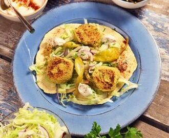 Falafel med tortillabröd och tahihnisås