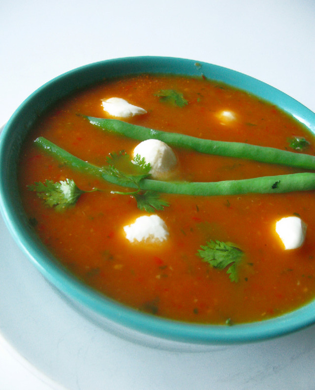 Soppa på färska tomater och örter med mozarella