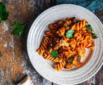 Pasta med ajvar och fetaost