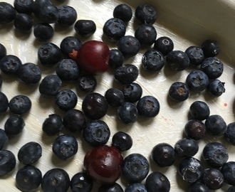Fransk clafoutis med blåbär och körsbär