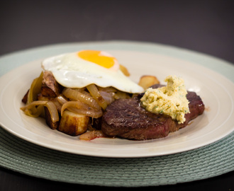 Biff med stekt potatis, lök, ägg och pepparrotssmör