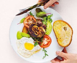 Fredagskockens burgare med karameliserad lök, stekt ägg och avokado