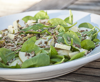 Spenatsallad med päron och brieost