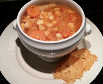 Siciliansk bönsoppa med parmesanchips