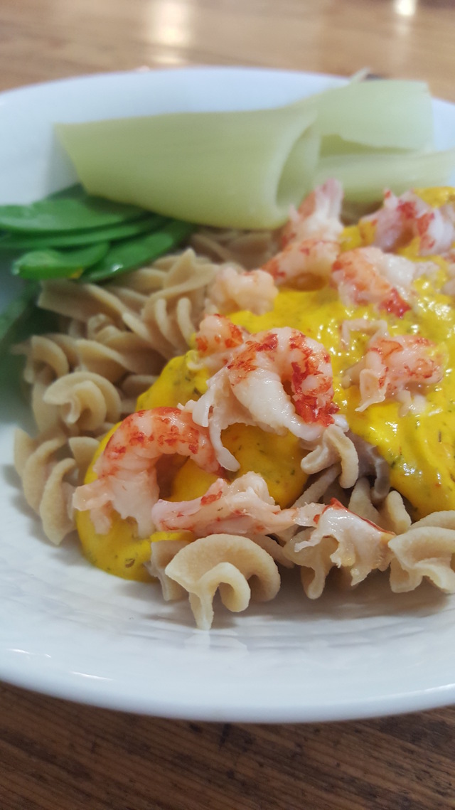 Recept på pasta med kräftstjärtar i saffransås