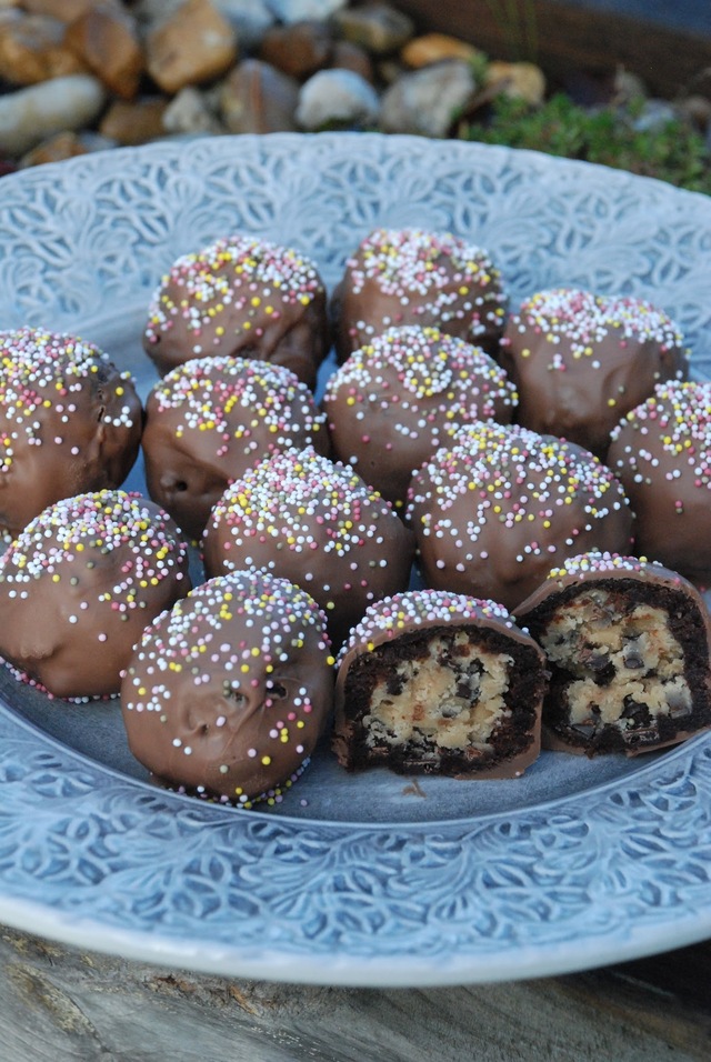 Chokladdoppade kladdkakebollar med kakdegsgömma