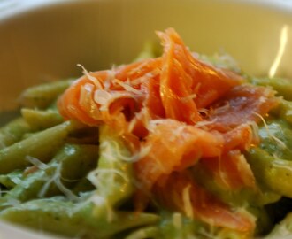 Penne pasta med broccolisås och rökt lax