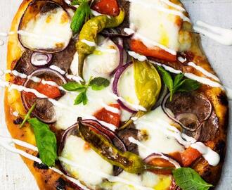 Kebabpizza på nötkött serverad med vitlökssås