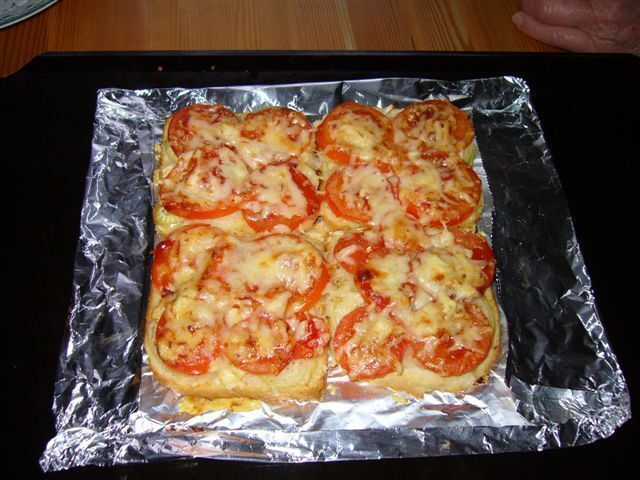 Varma smörgåsar med lök och tomat