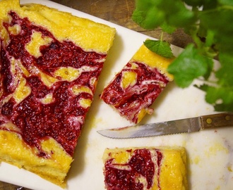 Kola och vanilj- Blondies med hallonswirl.