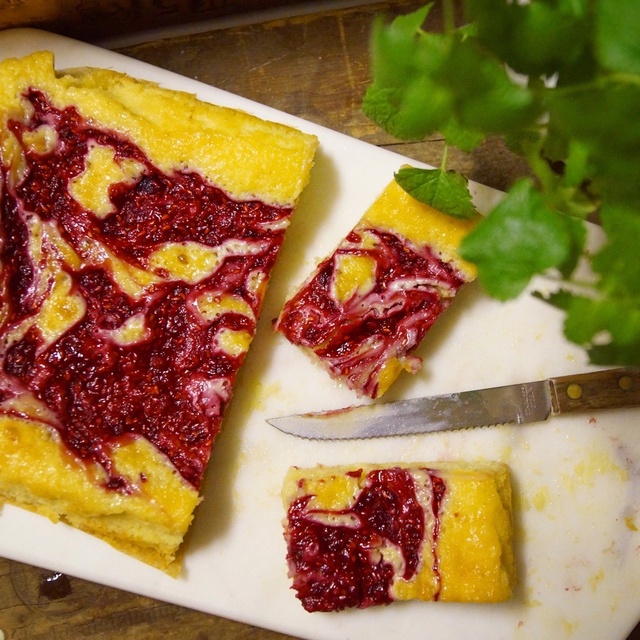 Kola och vanilj- Blondies med hallonswirl.