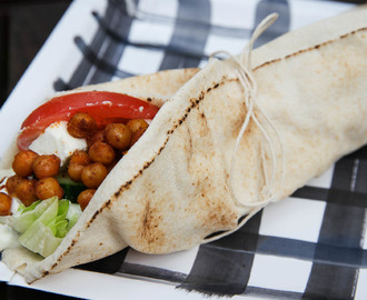 Vegetariska wraps med rostade kikärtor, fetaost och tzatziki